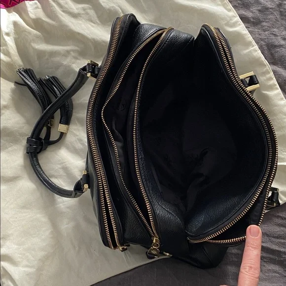Tory Burch- Black Leather Handbag with gold hardware and tassels embossed logo - Picture 17 of 17